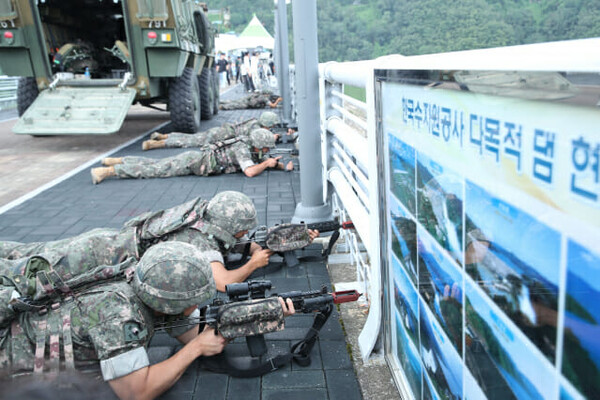 환경부가 주관하고 한국수자원공사 윤석대 사장이 주재한 관계기관 합동 ‘2023년 을지연습 실제 훈련’이 22일 충청북도 청주시 대청댐 일원에서 실시되고 있다.