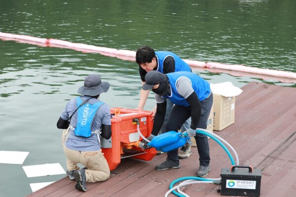 한국환경공단이 을지연습의 일환으로 수질오염사고 대응 합동방제훈련을 실시하고 있다.