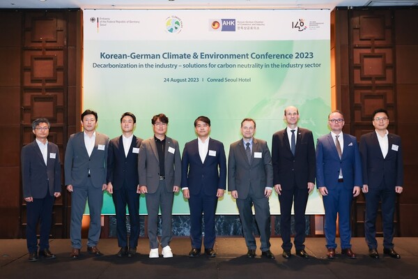 (왼쪽부터) 산업통상자원부 산업환경과 이한철 과장, 에보닉코리아 최윤영 대표이사, HD한국조선해양 에너지시스템 연구실 정한솔 책임연구원, (주)로우카본 이철 대표이사, 산업통상자원부 주영준 산업정책실장, 주한독일대사관 게오르크 슈미트 대사 내정자, 한독상공회의소 마틴 행켈만 대표, 한국지멘스 티노 힐데브란트 부사장, POSCO 탄소중립 글로벌협력 협력TFT 이상민 부장이 ‘2023 한-독 기후환경 컨퍼런스’에서 기념촬영을 하고 있다.(사진=한독상공회의소 제공)