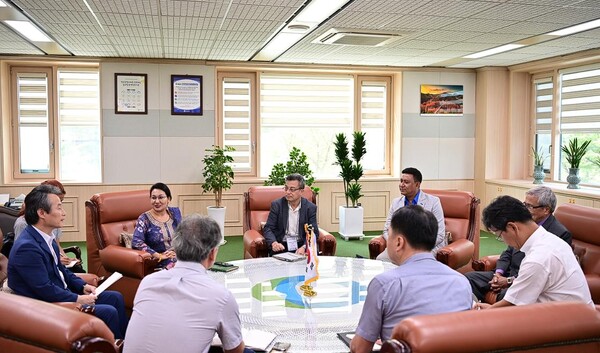 ​안병옥 한국환경공단 이사장이 (왼쪽에서 첫 번째)  25일 한국환경공단 본사에서 네팔 연수단을 접견하고 있다.​