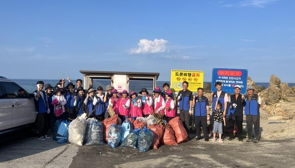 한울원자력본부 노사합동 봉사대, 지역주민 합동 환경정화 봉사활동 [제공=한울원자력본부]