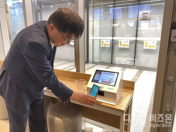 정복영 자원순환보증금관리센터 이사장이 일회용컵 보증금제 이용방법을 설명하고 있다.