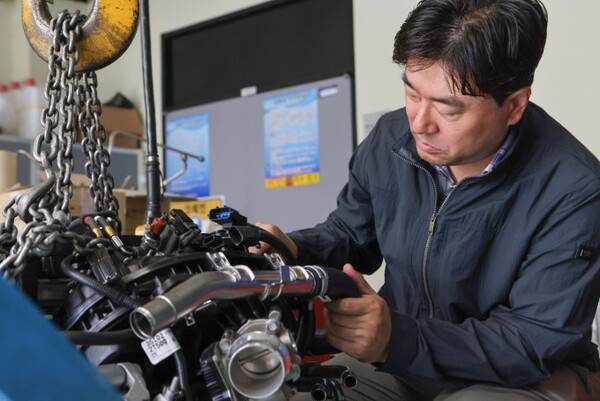 한국기계연구원 모빌리티동력연구실 최영 책임연구원이 수소엔진을 점검하는 모습(사진=한국기계연구원)