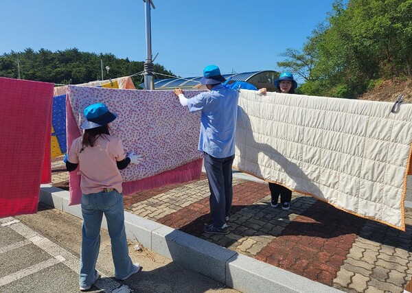 한국섬진흥원(KIDI, 원장 오동호)은 8일 전남 신안 압해도에서 ‘섬마을 찾아가는 세탁봉사’를 펼쳤다.