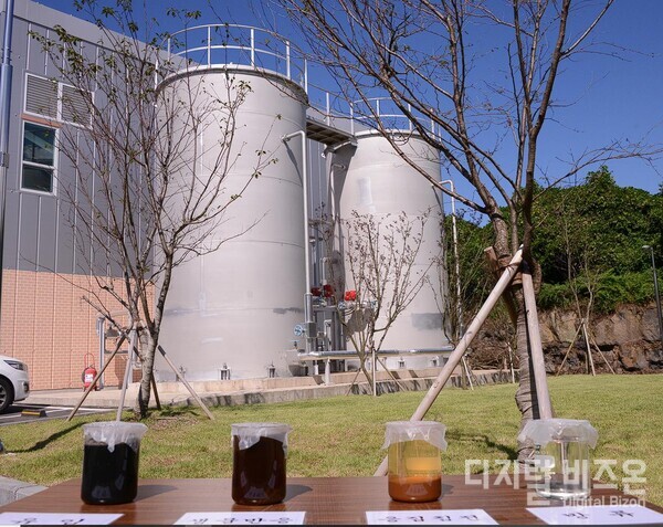 ​축산분뇨 원수(왼쪽)부터 각 공정을 거면서 맑은 물(오른쪽)로 만들어 최종 자연연못을 통해 방류된다.