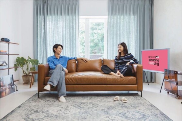 삼성전자 모델이 ‘비스포크 웨딩 펀딩(BESPOKE Wedding FUNding)’ 캠페인을 소개하고 있는 모습 [제공=삼성전자]