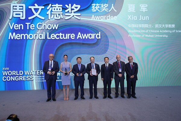 윤석대 한국수자원공사 사장(왼쪽에서 세 번째)이 11일 오전 중국 베이징에서 열리고 있는 제18회 세계수자원회의(World Water Congress)에서 국제수자원협회가 수여하는 물 분야 최고 표창인 '크리스털 어워드'(Crystal Drop Award)를 수상하고 관계자들과 기념촬영하고 있다. (사진=연합뉴스)