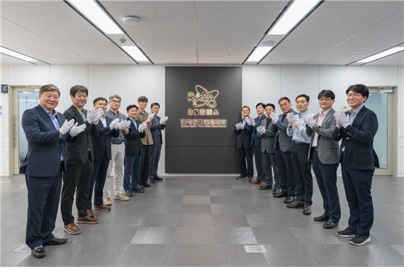 RAPA 송정수 상근부회장(우측열 맨뒤)과 임직원들이 DX캠퍼스 개소식에서 기념촬영하고 있다. (사진=한국전파진흥협회)