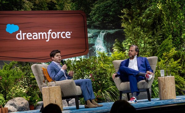 챗GPT 제작자 샘 알트먼이 마크 베니오프 와 함께 Dreamforce 2023에서 인터뷰 모습. (사진=저스틴 카티그박/더 스탠다드)