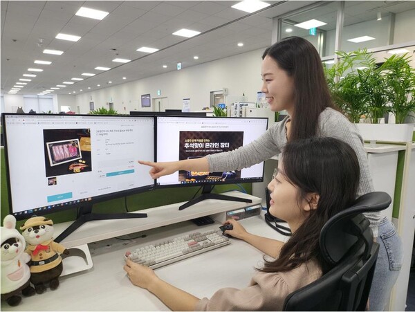 삼성 직원들이 ‘추석 맞이 온라인 장터’에서 국내산 수산물을 구입하는 모습.삼성은 수산물 소비 촉진을 위한 사회적 노력에 동참하는 차원에서 올해 추석 장터에서 판매하는 수산물 품목을 대폭 확대했음 [제공=삼성]