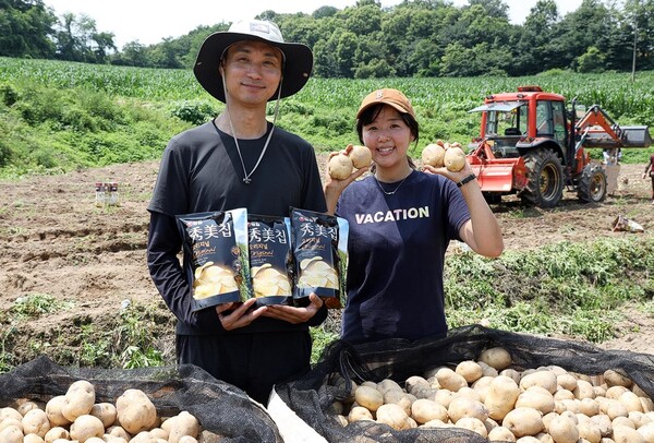  김의종 더어울림 대표와 청년농부 이현미.(사진=농심)