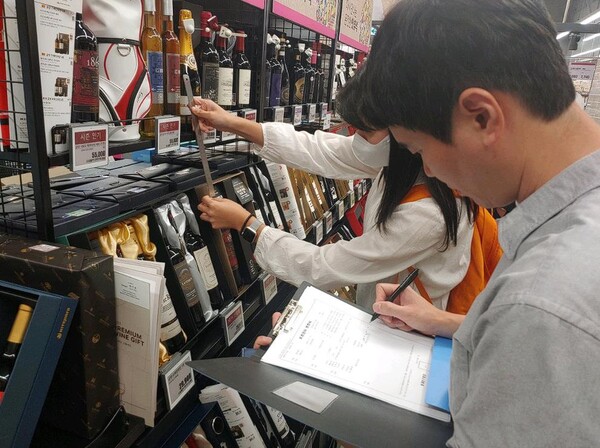 환경공단은  동대문구소재 매장에서  과대포장 합동점검을 실시했다