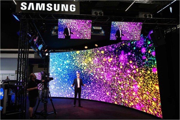 삼성전자 모델이 현지시간 15일 네덜란드 암스테르담에서 열리는 IBC 2023에서 ‘더 월 포 버추얼 프로덕션’ 제품을 소개하는 모습 [제공=삼성전자]