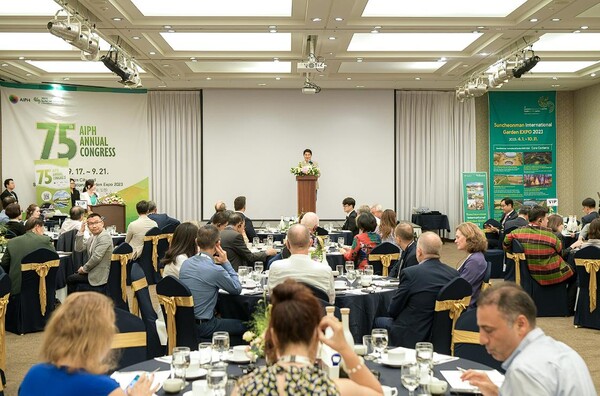 노관규 이사장(순천시장)이 환영사를 하고있다.