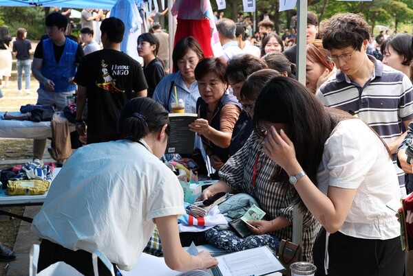 한국환경공단은 9월 19일 환경사랑 나눔장터를 통해 임직원들의 기증 물품을 재판매하여 발생한 수익금을 취약계층에 기부했다.