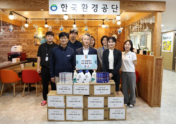 한국환경공단 안병옥 이사장이 인천시 계양구 사회복지법인 예원에 방문하여 생필품 등을 전달하고 있다.