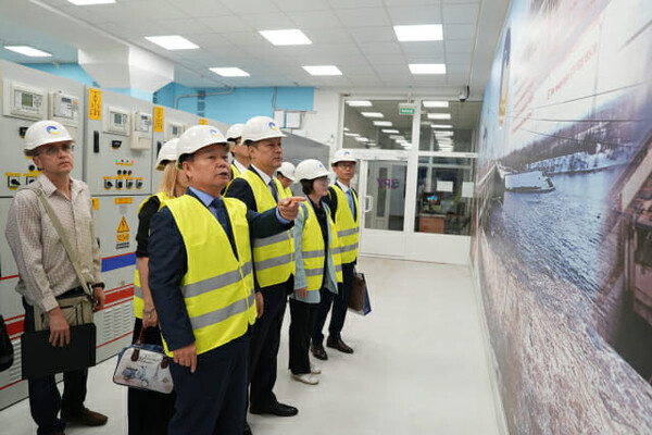 윤석대 한국수자원공사 사장(앞줄 맨 왼쪽)이 우크라이나 수력댐 운영 공공기관인 UHE를 방문해 재건 협력 6대 프로젝트 가운데 하나인 카호우카 댐 등 수자원시설 재건을 위해 시설물 현황을 살펴보고 있다.