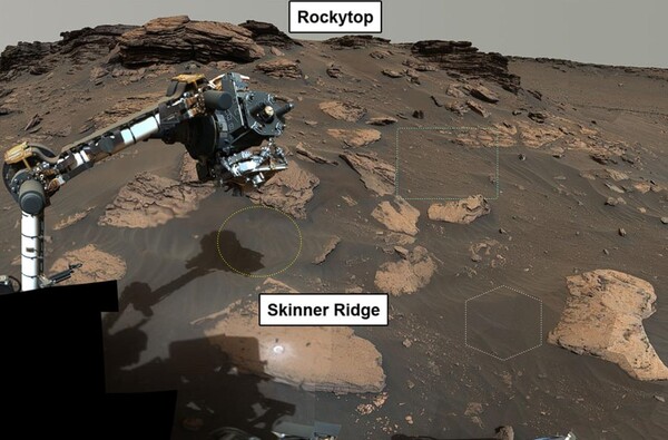 ASA의 화성 탐사차 퍼시비어런스가 2021년 9월 10일, 시료를 채취한 「로셰트」암 앞에서 촬영한 화상(NASA/JPL-Caltech/MSSS)