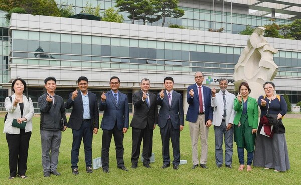  방글라데시 정부 관계자와 세계은행 전문가 등이 수도권매립지관리공사를 방문기념사진.