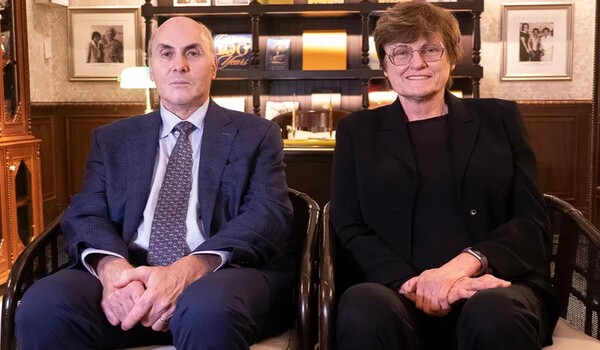 미국의 드류 와이즈먼(왼쪽)과 카탈린 카리코(오른쪽). 카리코박사와 공동 작업자인 드류 와이즈먼 박사는 코로나19 감염을 예방하기 위해 mRNA 기술을 발명했다. (사진: Stephen J. Boitano/LightRocket via) 