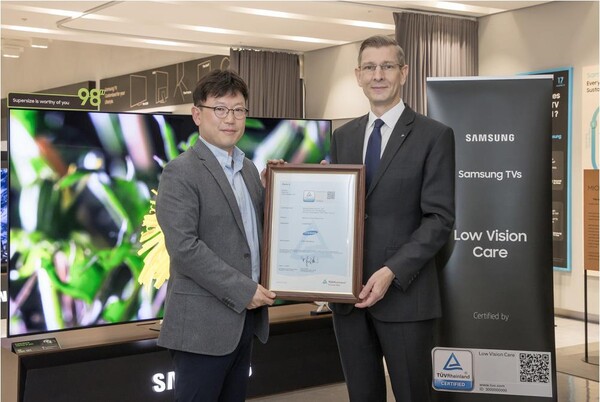 삼성전자 영상디스플레이사업부 용석우 부사장(왼쪽)과 ‘TUV 라인란드 코리아(TÜV Rheinland Korea Ltd.)’ 프랭크 주트너(Frank Juettner) 대표이사(오른쪽)가 ‘저시력 케어’ 인증 수여식에서 기념 촬영을 하고 있다. [제공=삼성전자]