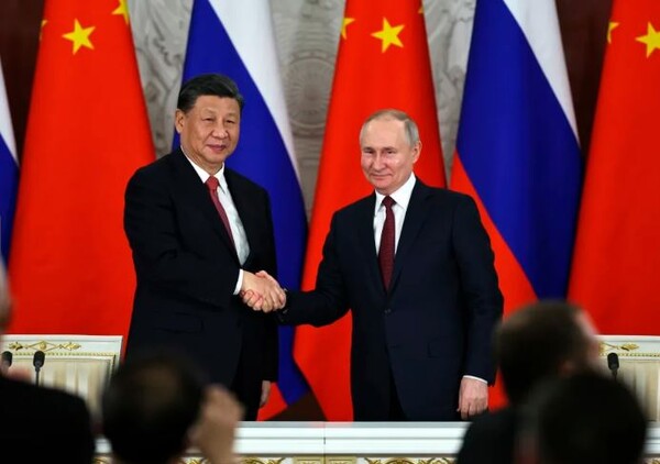 블라디미르 푸틴 러시아 대통령(오른쪽)과 시진핑 중국 국가주석(왼쪽)이 2023년 3월 21일 러시아 모스크바 크렘린 궁에서 회담 후 서명식에서 언론과 연설한 후 악수하고 있다. (사진=AP통신)