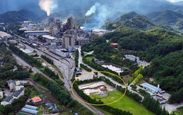 쌍용C&E 동해 공장 전경. 전국시멘트대책위원회 등은 지난해 10월 26일 강원도 동해시청 앞에서 기자회견을 열고 쌍용C&E가 공장 부지 내에 염소 더스트를 불법 매립했다는 의혹을 제기했다. 이들 단체는 사진에 표시된 공장 정문 앞 잔디밭에도 염소 더스트를 묻고 있다고 주장했다. [사진제공=최병성 목사]