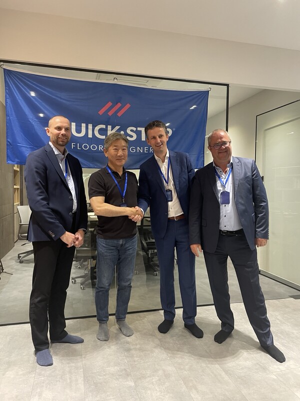 퀵스텝(Quick-step)임원들과 촬영 모습 (좌로부터  Evert부사장, Ruben 사장, 권혁태 대표이사, Tomas 부사장).  