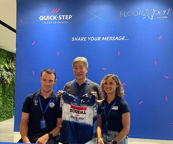 퀵스텝(Quick-step)사이클링팀의사인회 모습(좌로부터 Yves Lampaert선수, 권혁태 대표이사, Ashleigh Moolman-Pasio선수). 