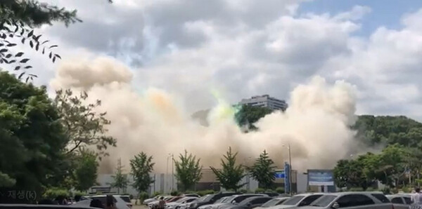 30~40년 된 노후된 건물 해체철거공사의 민낯을 적나라하게 보여준 에너지공기업 본사 현장. 철거업체는 물대포를 사용해 먼지 비산을 막을 수 있다고 호언장담 했지만 굴욕적인 실패로 끝나고 말았다.