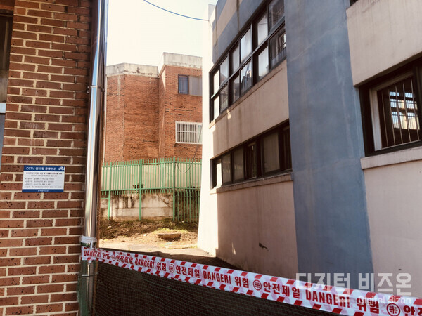 학교 담벼락에 붙어 있는 학교 건물 해체철거는 안전은 물론 환경오염물질 비산 등에 그대로 노출 될 수밖에 없다. 