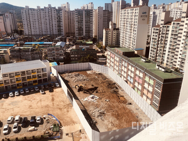 국내 해체철거 공사 현주소, 여전히 발암성 물질이 비산 되는데 반환경적인 공사에 대한 관리감독이 허술하기 짝이 없다. 교육부와 환경부와의 협업이 필요하다는 입장이다.