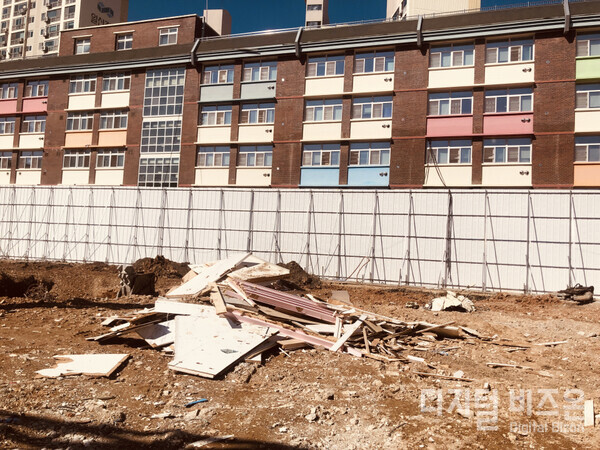 교육부가 제시한 그린스마트학교 가이드 지침에는 학교 철거에 대한 환경매뉴얼을 제시하고 있지만, 현장은 정반대로 가고 있다.