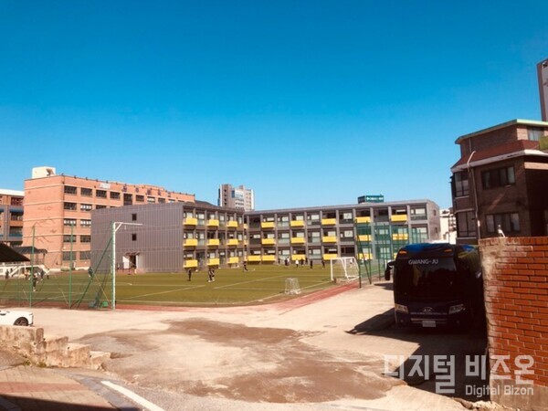 경기도 모 중학교는 공간혁신사업이 한창이지만 해체철거공사 설계 심의에서 학생, 교직원, 주민들에게 발암물질을 내뿜는 일반공법을 무리하게 적용하려는 의혹을 받고 있다. 