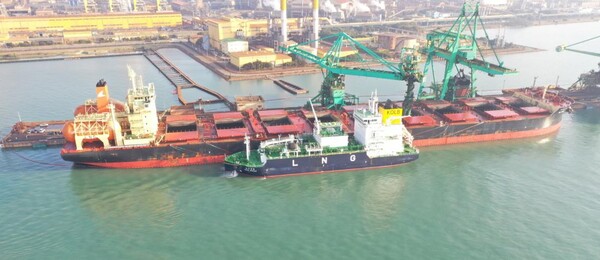 한국가스공사는 자회사인 한국엘엔지벙커링(주)이 국산 화물창(KC-2) 기술을 적용한 LNG벙커링 전용선 ‘블루웨일호’를 활용해 10월 28일 국내 최초로 ‘LNG 벙커링 동시작업(SIMOPS, Simultaneous Operations)’을 성공적으로 수행했다고 밝혔다. [제공=한국가스공사]