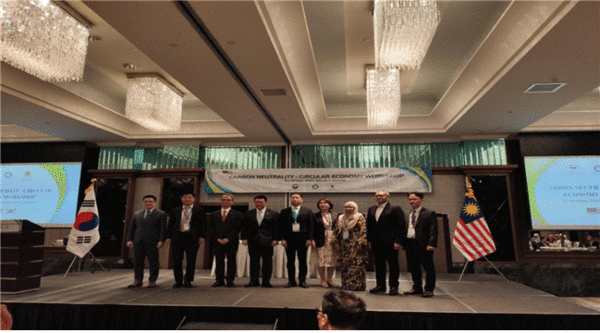 사진설명=한국환경공단(차광명 경영기획본부장 사진 정 가운데)10월 31일 말레이시아 녹색기술기후변화공사(MGTC)와, 양국간 탄소중립·순환경제 협력체계 마련을 위한 업무협약을 체결했다.차광명 본부장은 ’22년 개소한 해외사무소를 거점으로 동남아시아로 탄소중립, 순환경제 협력사업을 확대할 것임을 강조했다. 