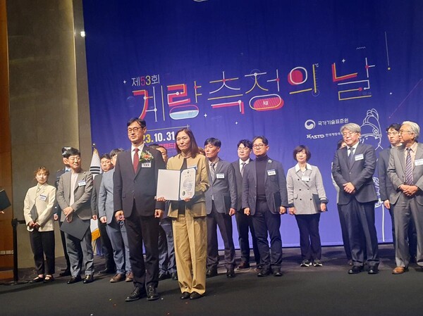 계량측정산업발전 시상식 관련 사진(앞줄 좌측부터 정종욱 국가기술표준원장, 최금숙 한난고객지원처장) [제공=한국지역난방공사]