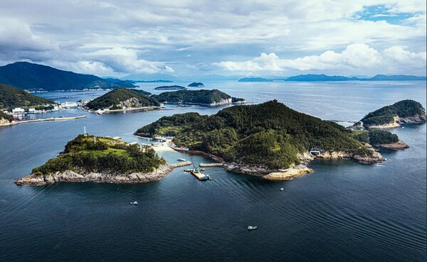조도는 새가 날아오르는 형상, 호도는 범의 형상을 닮아 붙여진 이름이다. 두 섬은 미조항에서 배로 10여 분 거리에 있다. 