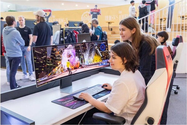 방문객들이 롯데백화점 부산 본점에 위치한 ‘오디세이 체험존’에서 삼성전자 게이밍 모니터를 체험하고 있다. [제공=삼성전자]