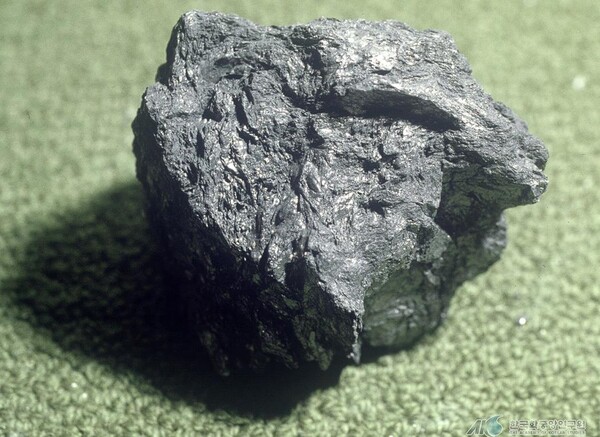 흑연 원광석 (사진 = 한국학중앙연구원)