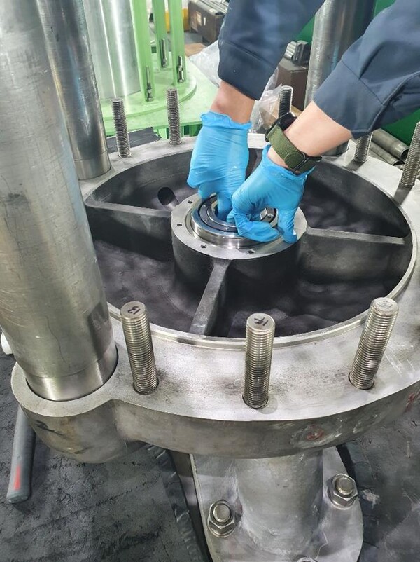 평택기지 LNG펌프에 초저온베어링을 설치하고 있다. [제공=한국가스공사]