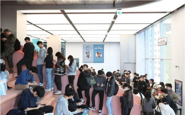 8일 삼성 강남 ‘원신 프리미엄 라운지’에서 ‘원신 굿즈’ 구매를 기다리는 고객 [제공=삼성전자]