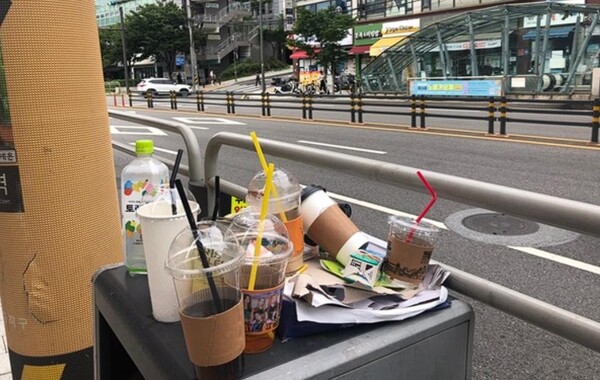 쓰레기통위에 올려둔 1회용컵 (사진=녹색연합) 