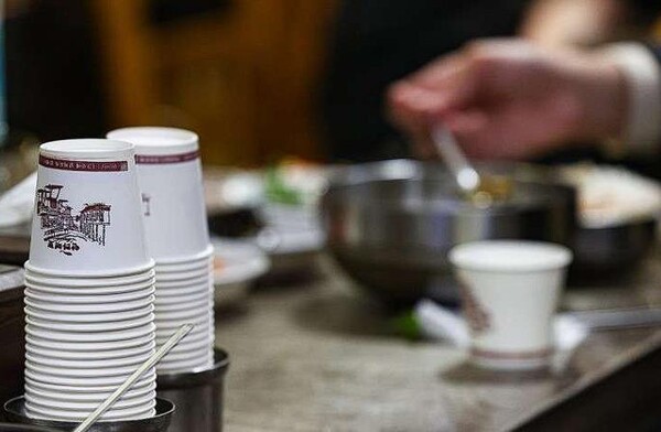 식당위에 놓여진 1회용컵 (사진=연합뉴스) 