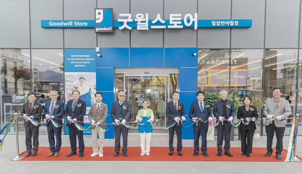 굿윌스토어 밀알 반야월점 개소식 단체사진(오른쪽에서 다섯번째 가스공사 심규헌 상생협력처장, 왼쪽에서 다섯번째 홍정길 밀알복지재단 이사장) [제공=한국가스공사]