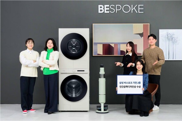 삼성전자 생활가전사업부 이보나 상무와 팀원들이 2023년 인간공학디자인상을 수상한 ‘비스포크 제트 AI’와 ‘비스포크 그랑데 AI 원바디 탑핏(Top-Fit)’을 소개하고 있는 모습 [제공=삼성전자]