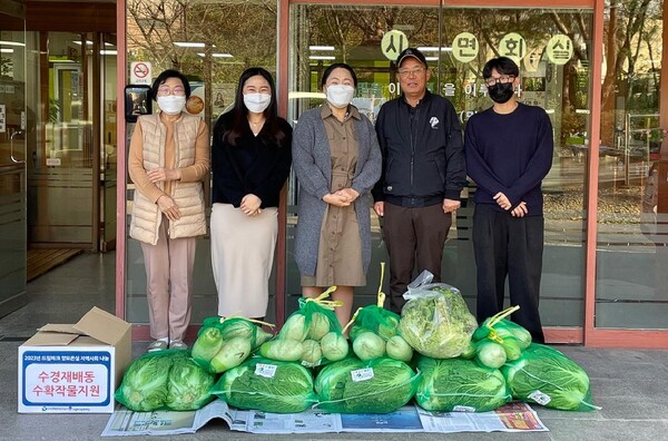 수도권매립지관리공사가 드림파크 양묘온실에서 발전소 폐열을 회수해 키운친환경 채소를 인근 사회복지시설에 기부하고 있다.