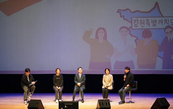 더불어민주당 허영(춘천갑) 국회의원이 18일 강원대 백령아트센터에서 고민정·이소영·한준호 국회의원 등이 참석한 가운데 의정활동 에세이 ‘춘천대길’ 북콘서트를 개최했다.