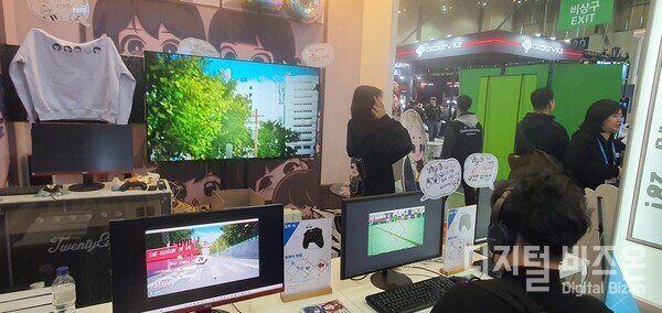 한 관람객이 28!를 체험하고 있다.