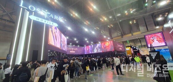 스마일게이트의  ‘로스트아크 모바일’ 부스